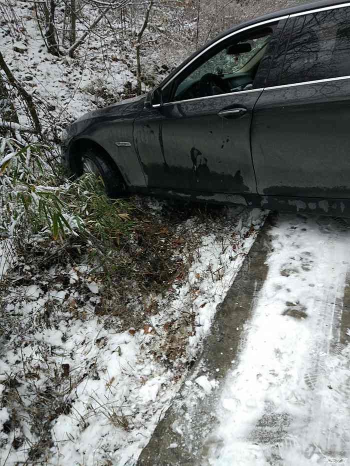 雪天下坡难刹车 司机想挑便宜车撞