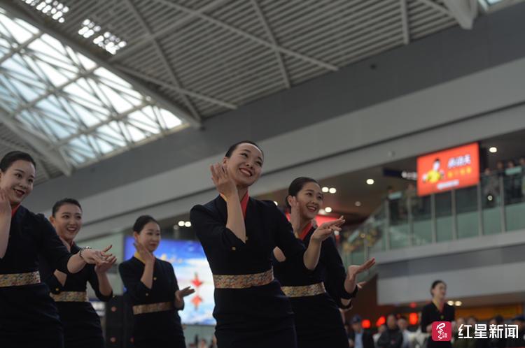 空姐发跳舞视频被开，职业与娱乐的界限