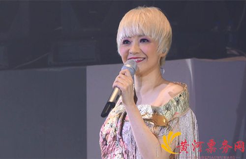 59岁陈慧娴演唱会上出意外，依旧闪耀全场