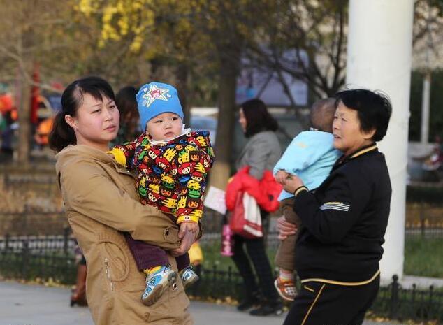 在外打拼的成年人在春节回家后遭遇小孩式待遇，代际摩擦与心理矛盾的调适之道