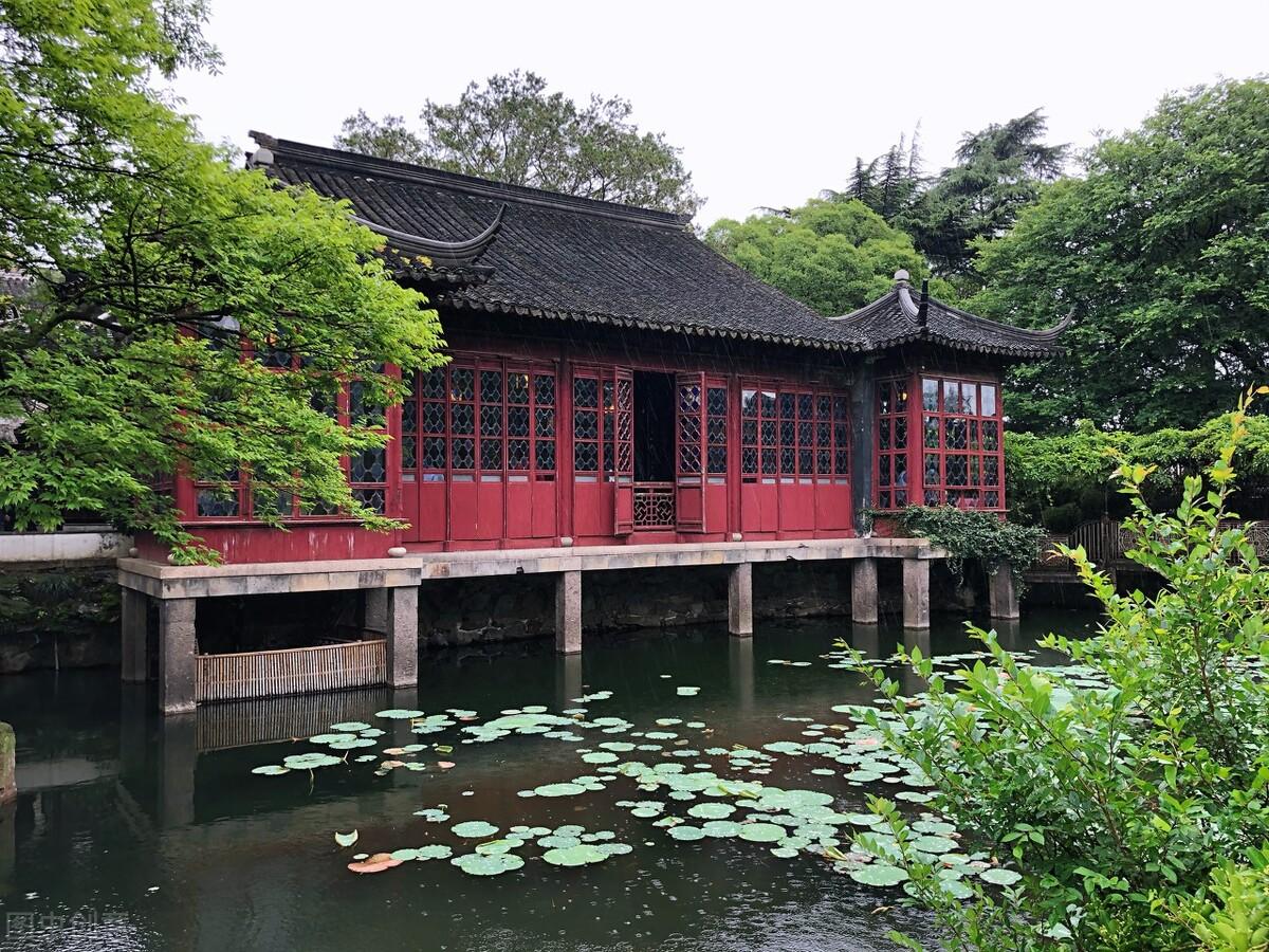 男子家门口摆风水阵