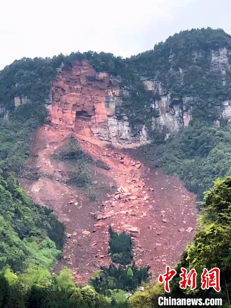 惊魂瞬间！四川景区山体垮塌，路人险成‘活靶子’，生死一线间！