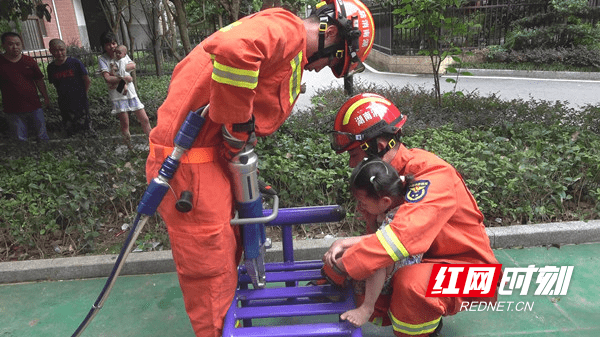 惊魂一刻！5岁女童玩沙竟被吞进分沙器，消防员生死营救现场曝光！