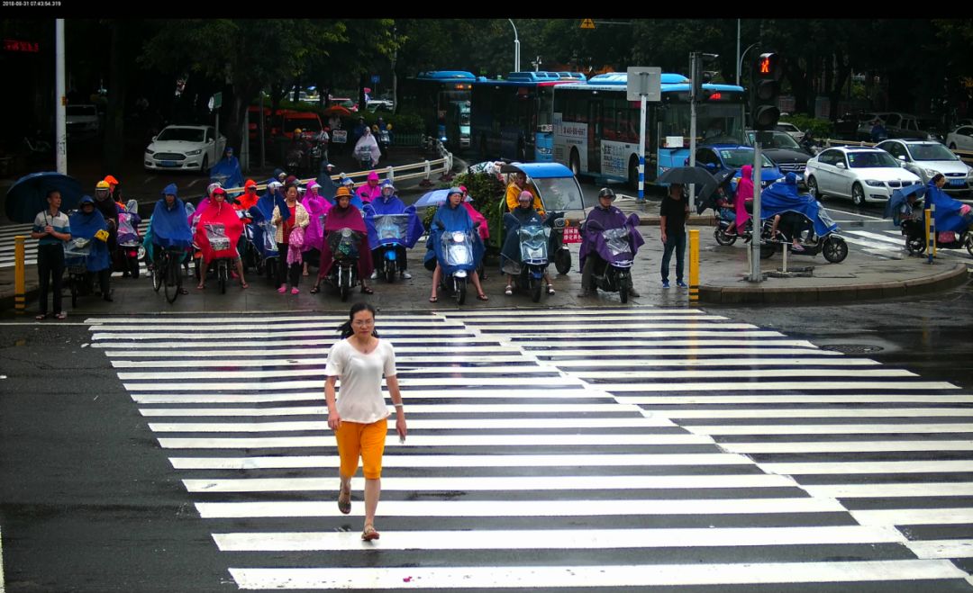 惊呆！香港街头红灯前，外卖骑手竟跳起生死之舞，背后真相让人心酸！