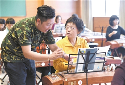 千万60后涌老年大学