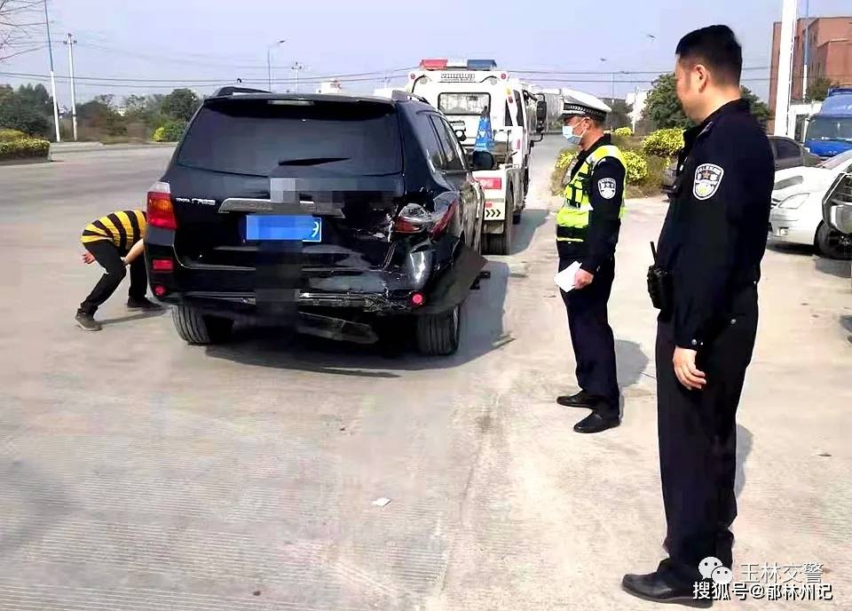 惊魂瞬间！亡命之徒疯狂冲卡，民警生死追击上演真实版速度与激情