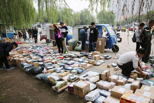 惊魂瞬间！快递员命丧天降横祸，谁该为这场高空悲剧买单？